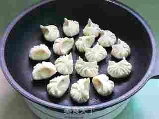 槐花鸡蛋煎饺的做法步骤:7