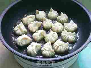 槐花鸡蛋煎饺的做法步骤:8