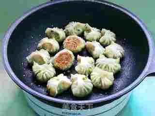槐花鸡蛋煎饺的做法步骤:9