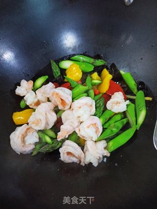 彩椒芦笋炒虾仁的做法步骤:9