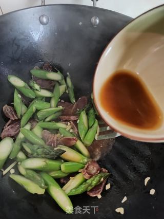 广式腊肠炒芦笋的做法步骤：7