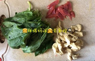 原创【?仙草味道?私房菜?】?女儿?的?味道?香肠素食菠菜的做法步骤：1