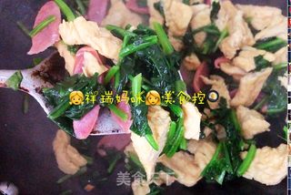 原创【?仙草味道?私房菜?】?女儿?的?味道?香肠素食菠菜的做法步骤：4