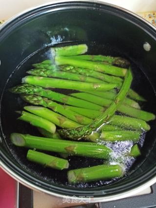 广式腊肠炒芦笋的做法步骤：1