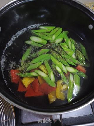 彩椒芦笋炒虾仁的做法步骤:3