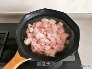 满满的胶原蛋白,肥而不腻的黄豆炖猪蹄的做法步骤:2