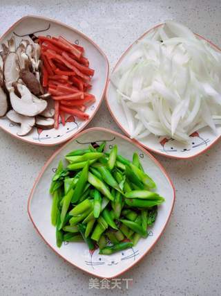 洋葱蘑菇炒芦笋的做法步骤:4