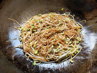 豆芽韭菜炒粉丝的做法步骤:6