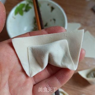 三种荠菜鲜肉馄饨的包法的做法步骤:11