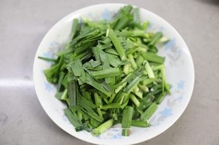 韭菜炒海兔的做法步骤：3