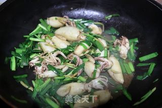 韭菜炒海兔的做法步骤：7