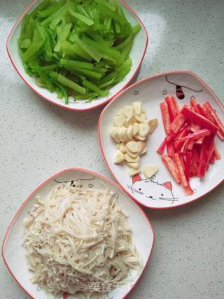 金针菇炒香芹的做法步骤:5