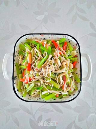 金针菇炒香芹的做法步骤:7