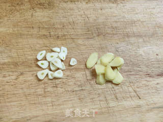 西芹炒小红虾的做法步骤:2