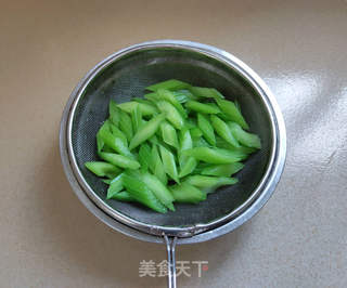 西芹炒小红虾的做法步骤:5