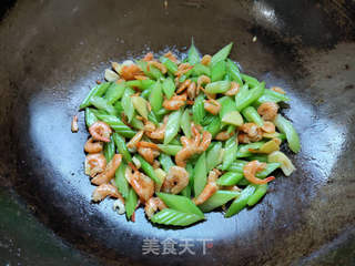 西芹炒小红虾的做法步骤:9