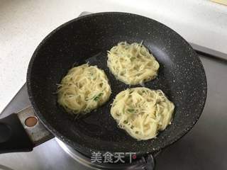 土豆丝饼的做法步骤:8