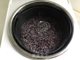 紫米肉松蛋堡的做法步骤:2
