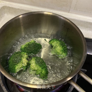 西蓝花蔬菜饼（宝宝辅食）的做法步骤：2