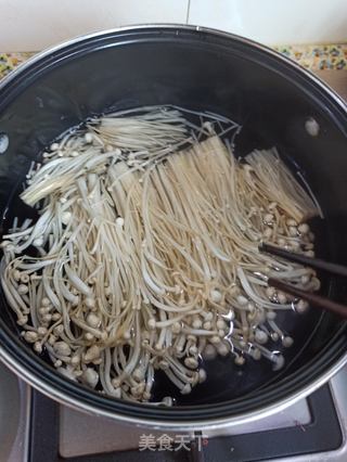 麻酱菠菜金针菇的做法步骤:2