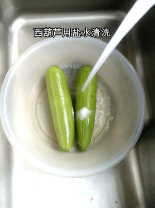 凉拌西葫芦的做法步骤:2