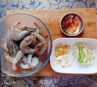 锡纸烤大虾 蒜香青虾 烤箱虾子 烤箱菜的做法步骤:2