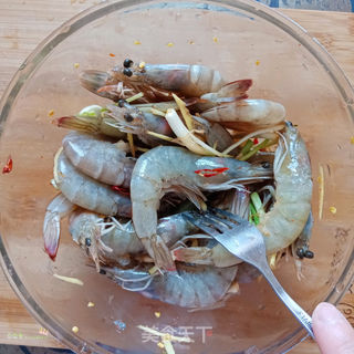 锡纸烤大虾 蒜香青虾 烤箱虾子 烤箱菜的做法步骤:3