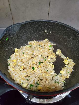 瑶柱蛋炒饭的做法步骤:9