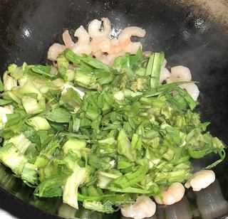 懒人蔬菜虾仁鸡蛋炒饭的做法步骤:3