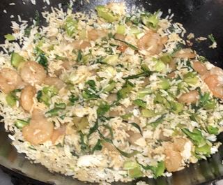 懒人蔬菜虾仁鸡蛋炒饭的做法步骤:5