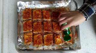 外酥里嫩,香辣过瘾的烤豆腐的做法步骤:10