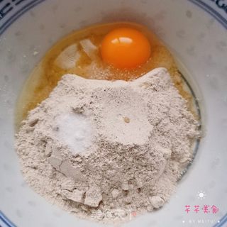 黑全麦韭菜鸡蛋蒸饺的做法步骤：2