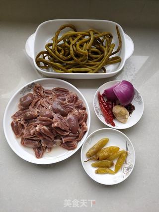 酸辣鸡心的做法步骤：1