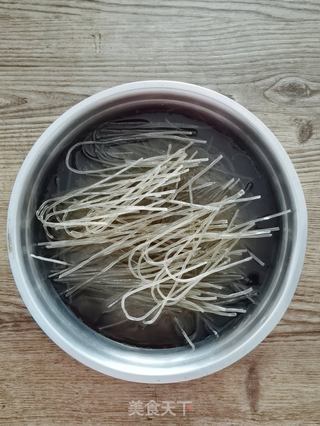 土鸡炖粉条的做法步骤：1
