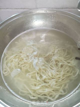 酸辣伊面的做法步骤:3