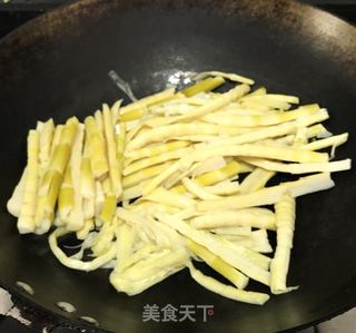 酸菜炒金竹笋的做法步骤:2