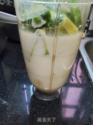 牛油果香蕉奶昔的做法步骤:2