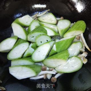 蟹王菇炒丝瓜的做法步骤：6