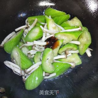 蟹王菇炒丝瓜的做法步骤：8