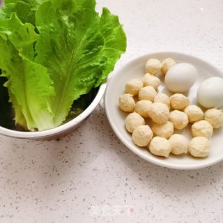 鸡肉丸子生菜汤的做法步骤：1