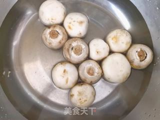 蘑菇焗鸡翅的做法步骤：1