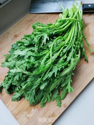 爆炒茼蒿的做法步骤：1
