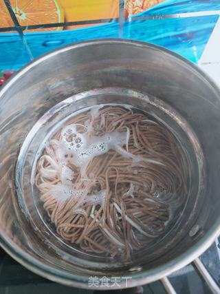 绿豆芽拌荞麦面的做法步骤:4