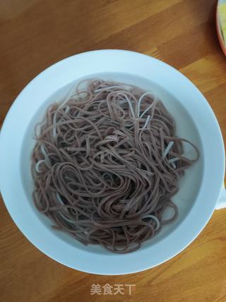 绿豆芽拌荞麦面的做法步骤:5