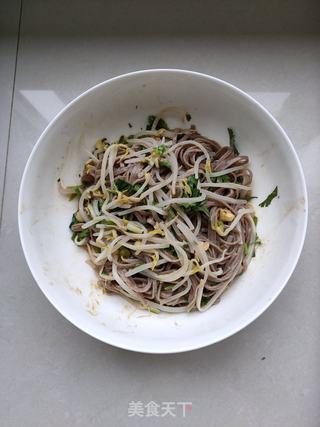 绿豆芽拌荞麦面的做法步骤:8