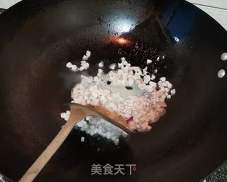 鱿鱼须炒饭的做法步骤：2