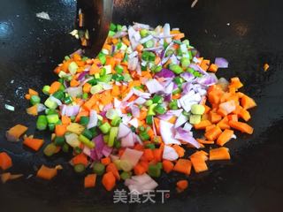 鱿鱼须炒饭的做法步骤:6