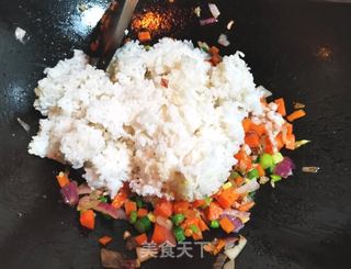 鱿鱼须炒饭的做法步骤:7