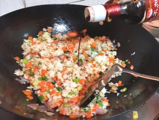 鱿鱼须炒饭的做法步骤:8