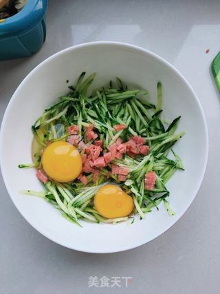 黄瓜鸡蛋饼的做法步骤:3